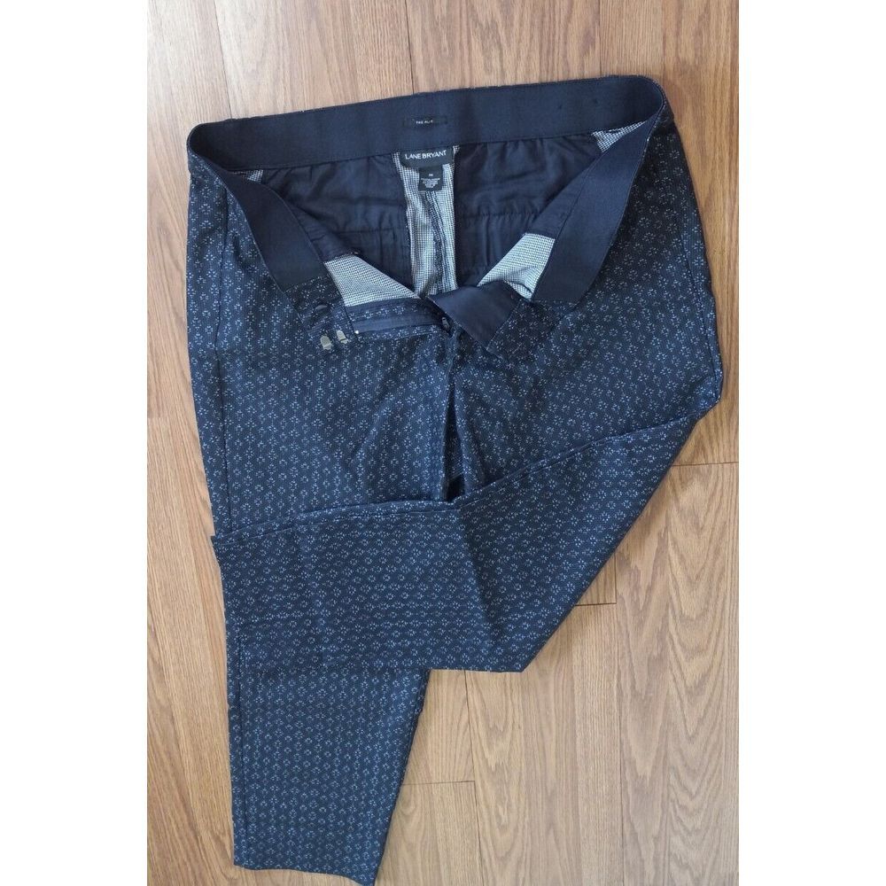Size 38X27in Lane Brynant Women Stretch Jean's color navy blue polka-dot accent